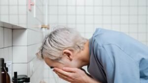 Dermatite seborreica no rosto: 6 gatilhos e como cuidar