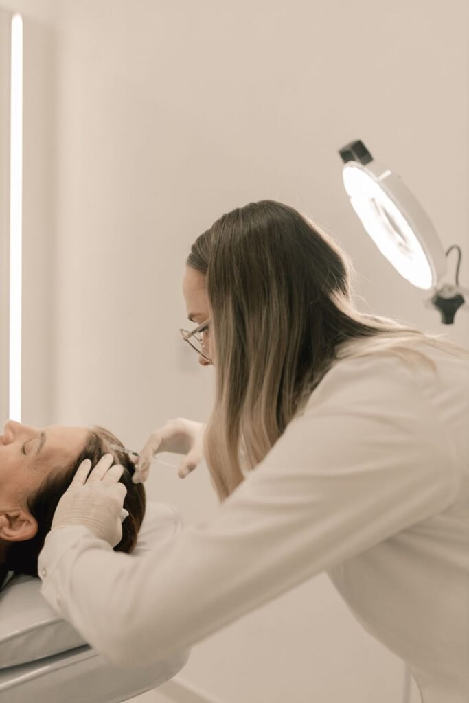 Dermatologista avalia a pele do rosto de paciente