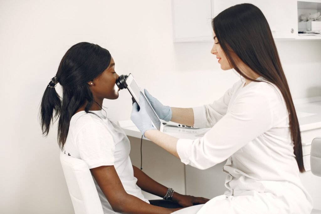 Dermatologista examinando a pele: o cisto sebáceo deve ser avaliado