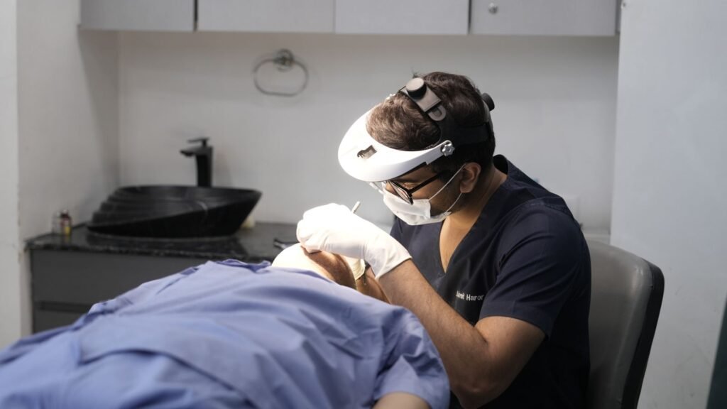 Dermatologista realiza procedimento no rosto