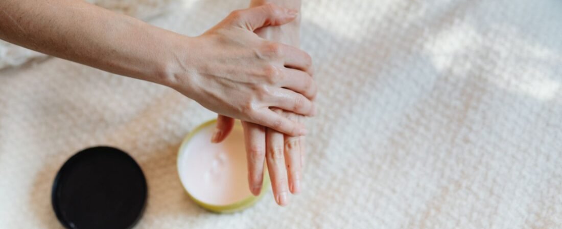 Eczema nas mãos: como diferenciar de mãos secas e o que ajuda