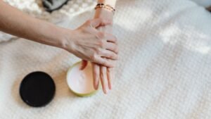 Eczema nas mãos: como diferenciar de mãos secas e o que ajuda