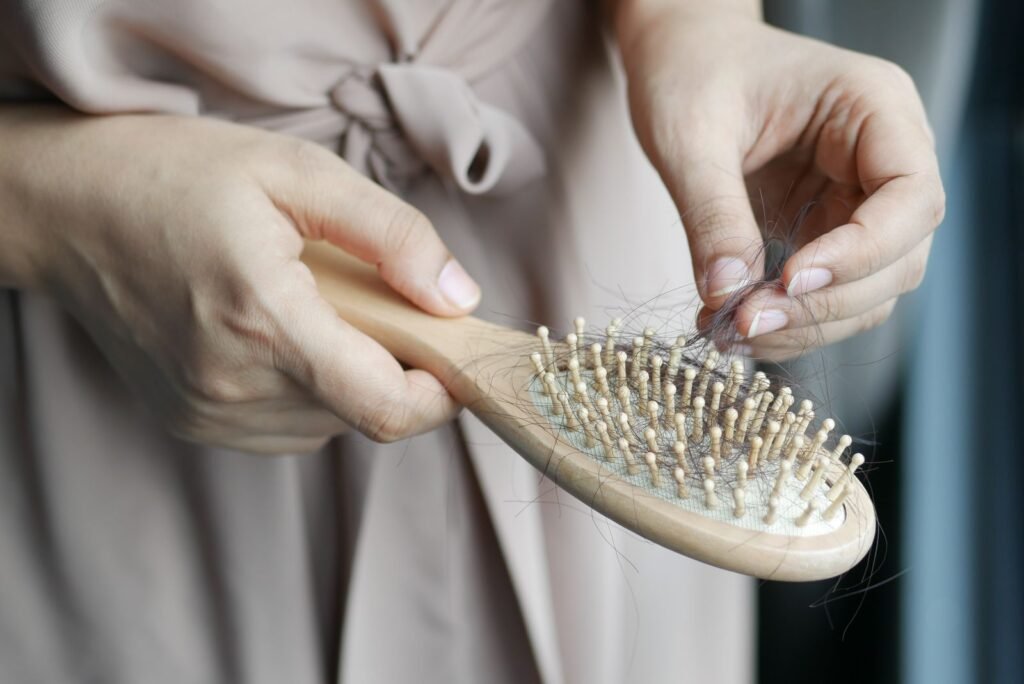 Escova com fios: queda de cabelo na menopausa pede avaliação do dermatologista