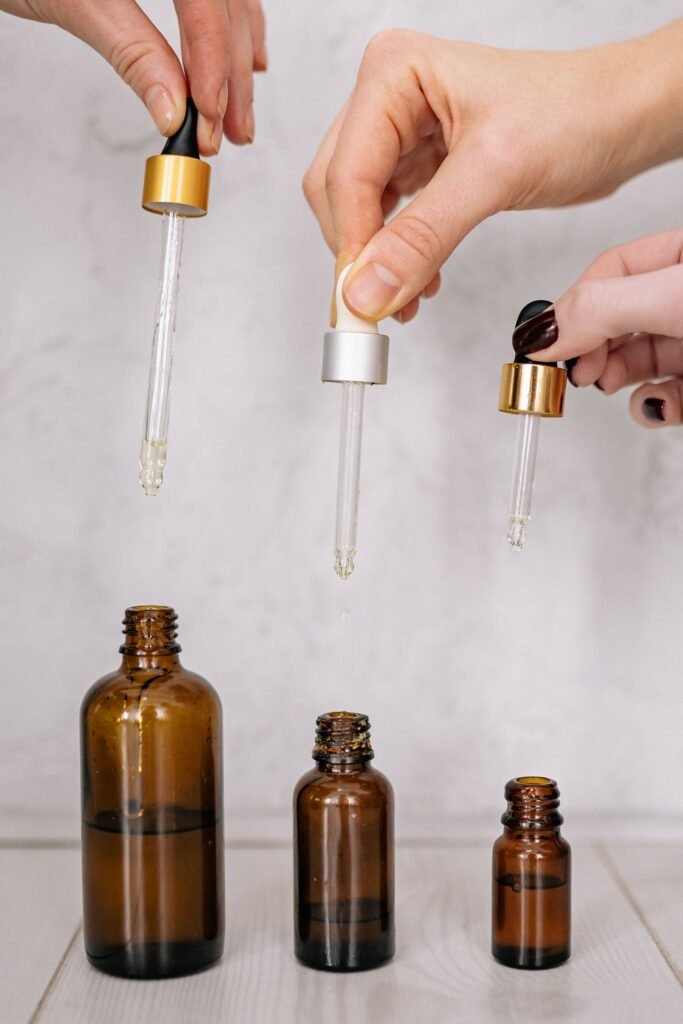 Frascos de sérum com conta-gotas: compare retinol Principia ou L'Oréal pela fórmula