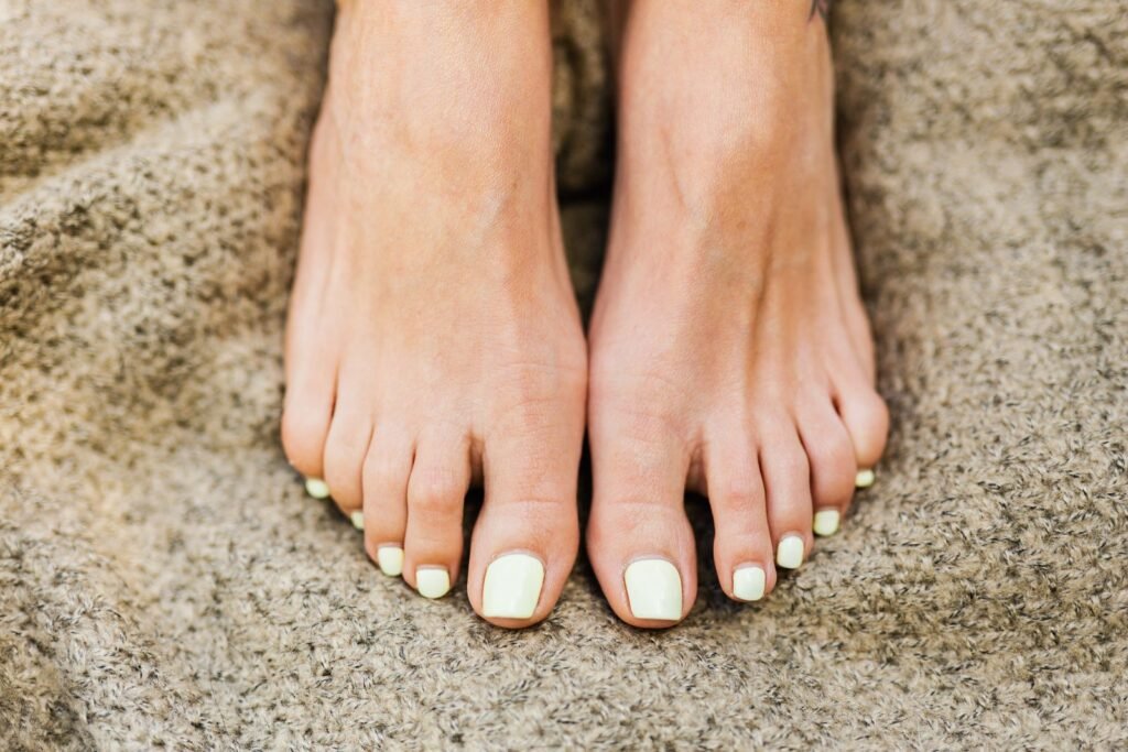 Micose de unha: pés e unhas dos pés vistos de perto