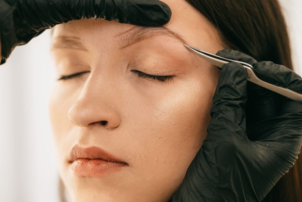 Pelos no rosto na menopausa: profissional usa pinça