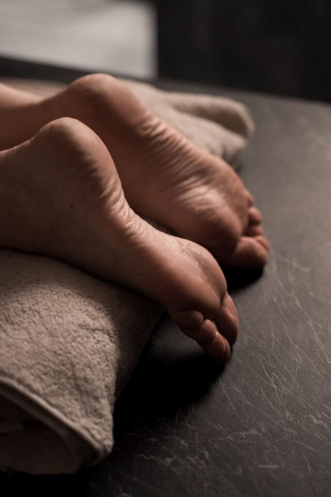 Pés descalços: a frieira costuma aparecer entre os dedos