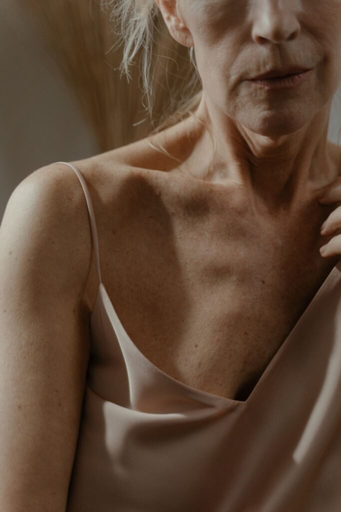 Pintas vermelhas na pele: colo e ombros de mulher madura