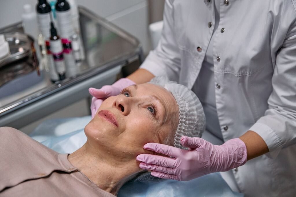 mulher madura recebendo tratamento facial em consultório de dermatologia