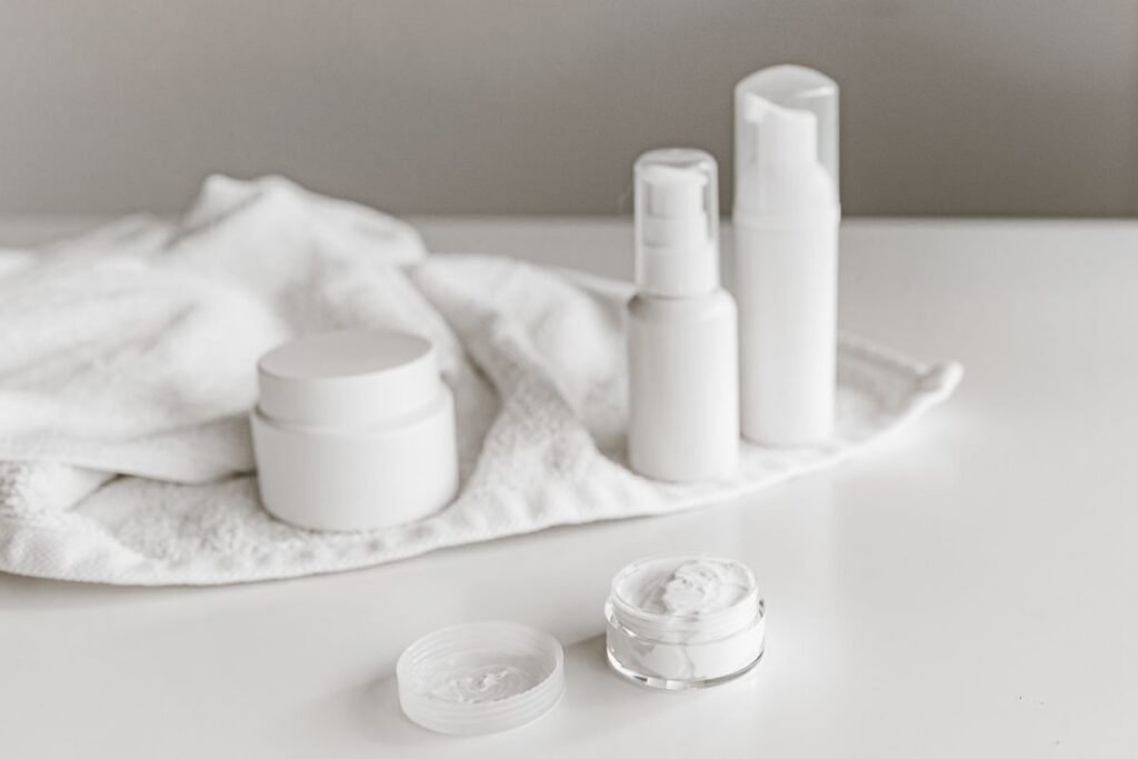 poucos produtos de skincare sem rótulo, rotina simples para a longevidade da pele