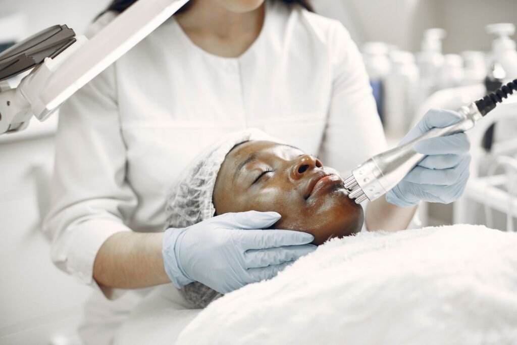 Tratamento dermatológico em consultório para pele negra